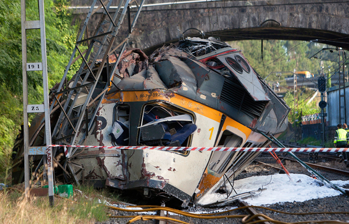 На севере Испании в Галисии сошел с рельсов пассажирский поезд. Погибли по меньшей мере три человека, более десяти получили ранения, состояние некоторых из них оценивается как тяжелое.