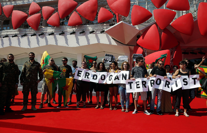 На кинофестивале в Венеции политической акцией протеста начался показ документального фильма "Наша война" (Our war), повествующего о трех бойцах из Америки, Италии и Швеции, которые присоединились к борьбе сирийских курдов против ИГИЛ (запрещенная в РФ террористическая группировка)