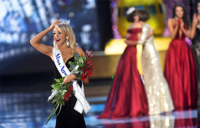 В Атлантик-Сити, штат Нью-Джерси, завершился конкурс красоты "Мисс Америка-2017". Победительницей стала 21-летняя жительница штата Арканзас Савви Шилдс, которая обошла 52 конкуренток. Шилдс получила корону королевы красоты и грант в размере 50 тысяч долларов на оплату обучения в одном из высших учебных заведений страны.