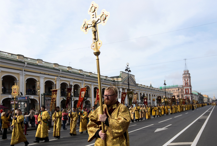 В Санкт-Петербурге состоялся общегородской крестный ход в День перенесения мощей Александра Невского, который считается небесным покровителем города. В шествии приняли участие представители администрации Санкт-Петербурга, в частности, депутат Законодательного собрания Виталий Милонов (на фото).