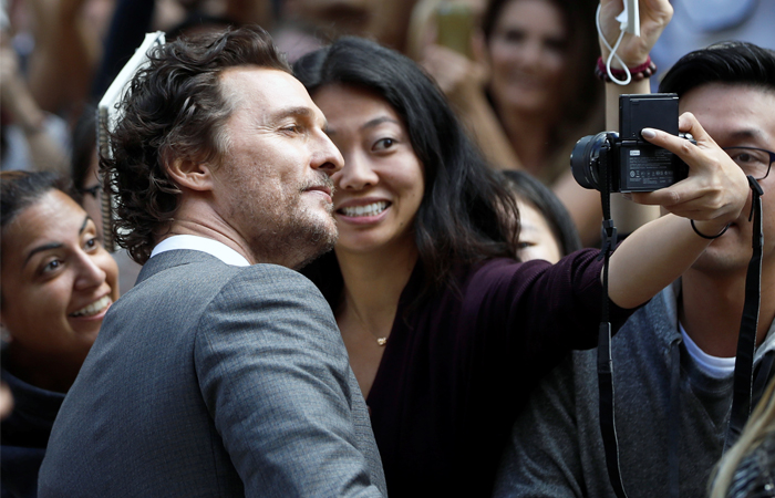 Актер Мэттью МакКонахи фотографируется с поклонниками