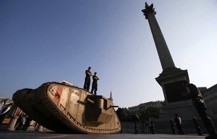 В Лондоне отметили 100-летний юбилей первого в истории танка, примененного в боевых действиях. Первая боевая машина Марк I была использована английским командованием 15 сентября 1916 года в ходе битвы на Сомме. Ромбовидная форма танка была обусловлена задачей преодоления широких траншей и проволочных заграждений. По итогам первых боев в производство были запущены усовершенствованные модификации танка. В честь юбилея на Трафальгарской площади установили точную копию танка Марк IV, участвовавшего в Первой мировой войне.