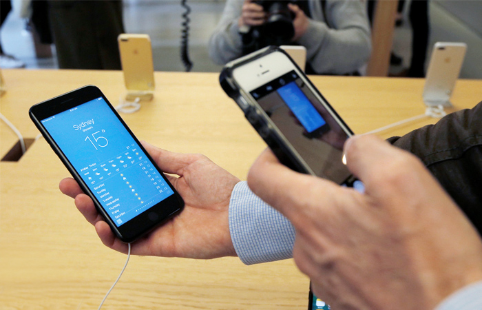 Покупатель фотографирует новый iPhone 7 в Сиднее