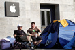 Жители Германии, устроившие палаточный лагерь перед входом в фирменный "яблочный" магазин за несколько дней до официальных продаж