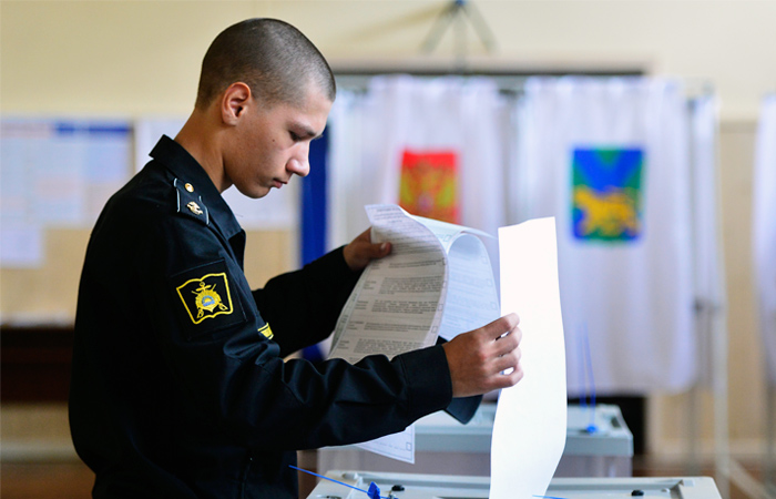 Учащийся Тихоокеанского высшего военно-морского училища имени С.О. Макарова во время голосования во Владивостоке