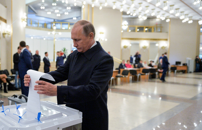 Президент России Владимир Путин на избирательном участке №2151 в Российской академии наук