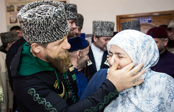 Временно исполняющий обязанности главы Чечни Рамзан Кадыров с матерью Аймани на одном из избирательных участков в Чечне