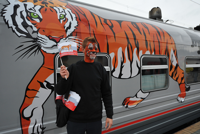 С Ярославского вокзала отправился тематический поезд № 1/2 Москва - Владивосток, являющийся совместным проектом АНО "Дальневосточные леопарды", АНО "Центр "Амурский тигр" и ОАО "РЖД". 25 сентября, в День тигра, поезд прибудет в столицу Приморья. С 2000 года на Дальнем Востоке в последнее воскресенье сентября празднуют День тигра. Все акции, приуроченные к празднику направлены на привлечение внимание общественности к проблеме изучения и сохранения популяции данных видов животных.