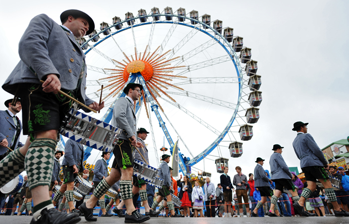 На празднике имеется множество аттракционов - от традиционных каруселей до современных конструкций вроде американских горок