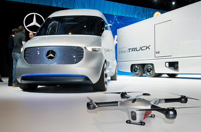 В Ганновере проходит международная выставка коммерческого транспорта IAA Commercial Vehicles. Участники из 52 стран мира представят новинки автомобильной промышленности в сфере грузовых и пассажирских перевозок, специальных транспортных средств, а так же запчасти, аксессуары и оборудование для обслуживания и ремонта. Ведущее мировое событие в своей области собирает на своей площадке тысячи профессионалов отрасли. Автосалон проходит раз в два года в конце сентября и чередуется с выставкой легковых автомобилей во Франкфурте-на-Майне
