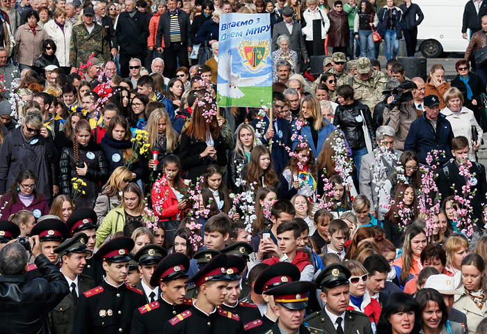 В Международный день мира в Киеве прошел марш с участием студентов, ветеранов, активистов и представителей городской власти. Праздник отмечается во всем мире с 2002 года по инициативе Генеральной Ассамблеи ООН.