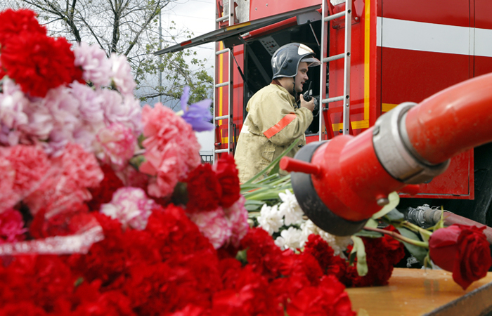 Жители столицы принесли цветы и свечи к импровизированному мемориалу у сгоревшего склада пластиковых изделий на востоке Москвы, где при тушении пожара погибли восемь человек