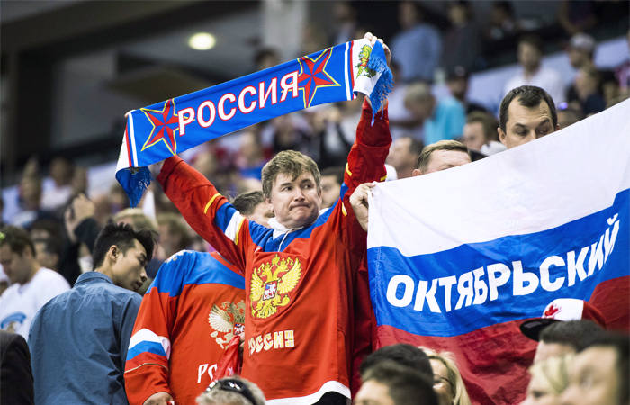 Болельщики сборной России во время матча Кубка мира по хоккею в Торонто