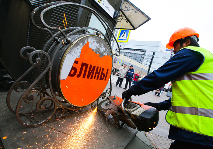 В Санкт-Петербурге начался снос незаконно установленных ларьков, террас и развалов бахчевых на Сенной площади. В ходе проверок было установлено, что более 60 торговых объектов на Сенной, включая павильоны над выходами станции метро, используются незаконно и подлежат демонтажу.