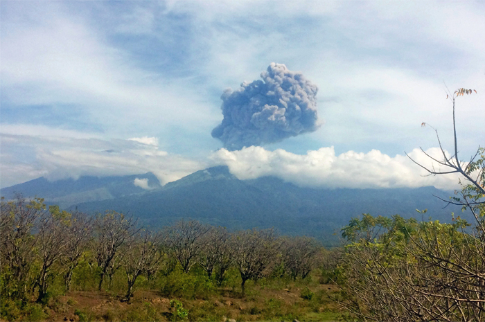 В центральной части Индонезии началось извержение вулкана Баруджари. Спасатели проводят эвакуацию почти 400 туристов, многие из которых - иностранцы. Извержение началось во вторник вечером, вулкан выбросил в атмосферу столбы дыма и пепла высотой 2 километра.