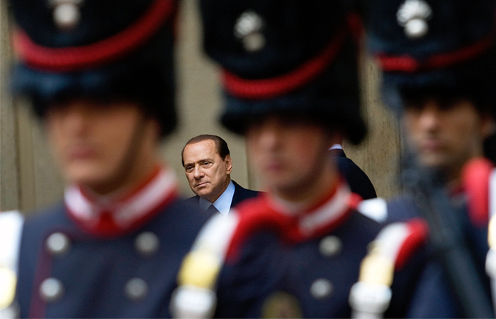 Берлускони в ожидании встречи с президентом Египта Хосни Мубараком у Палаццо Киджи в Риме. 2010 год.