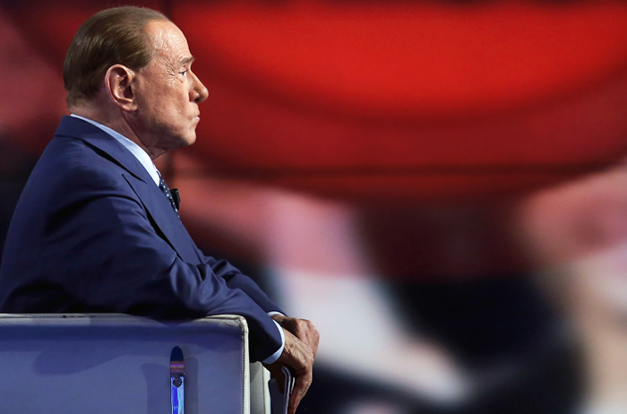 Сильвио Берлускони принимает участие в итальянском телешоу "Porta a porta". 2015 год.