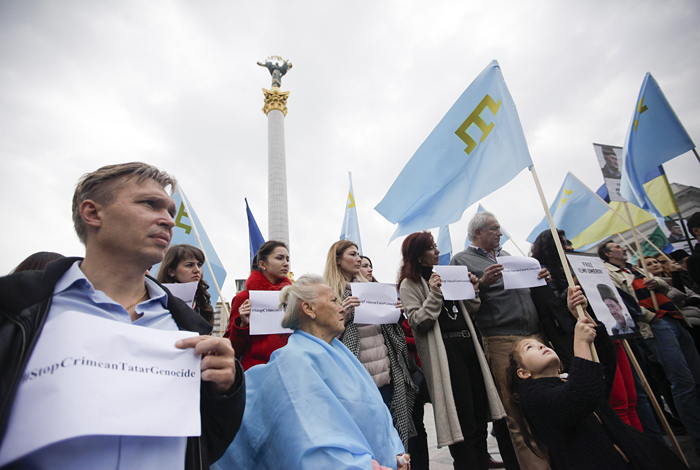 Акция в поддержку Меджлиса крымскотатарского народа прошла в Киеве. В четверг Верховный суд РФ окончательно признал законным запрет деятельности меджлиса крымских татар на территории России, признав организацию экстремистской и отклонив апелляционную жалобу ее представителей.