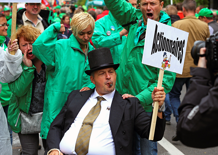 В центре Брюсселя прошла многотысячная манифестация с социальными требованиями. Демонстранты протестовали против политики жесткой бюджетной экономии, которая привела к удорожанию коммунальных услуг и увеличению рабочей недели без соответствующего увеличения оплаты труда. Профсоюзы упрекают правительство в поддержке крупного бизнеса.