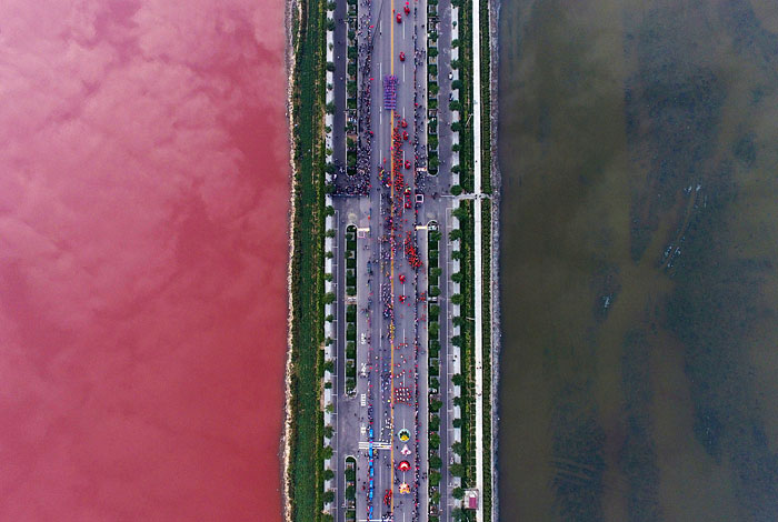 Соленое озеро, окрашенное водорослями. Провинция Шаньси, Китай.