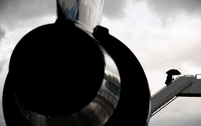 Президент США Барак Обама поднимается на борт номер один в аэропорту Ричмонда. США.