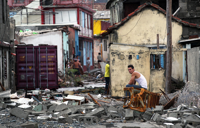 Ураган, сопровождающийся сильными ливнями, заставил тысячи людей покинуть свои дома. Стихия разрушила мост, соединяющий южную часть Гаити со столицей страны Порт-о-Пренс, перекрыв единственную дорогу в город.