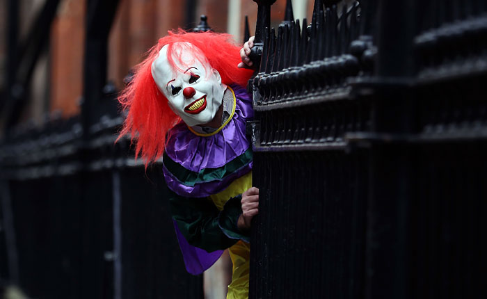 В Великобритании клоуны продолжают пугать людей на улицах. За сутки зарегистрированы 14 эпизодов.