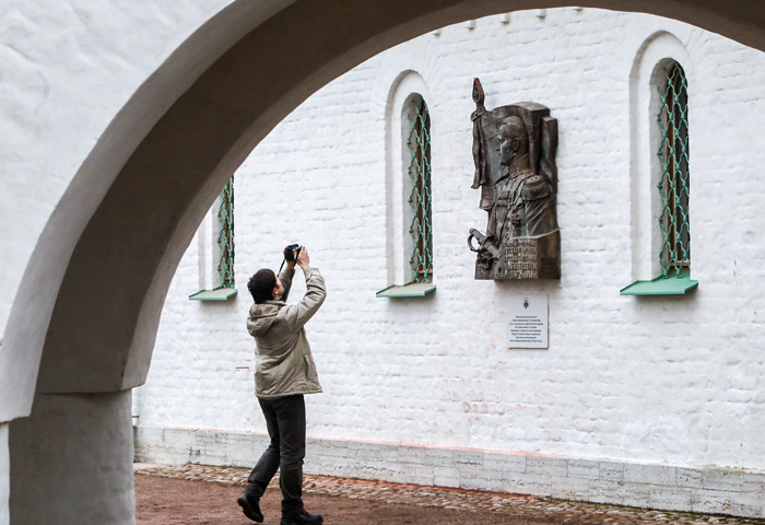 Мемориальная доска финскому маршалу Маннергейму была размещена в качестве экспоната в Государевой Ратной палате музея-заповедника "Царское село". Памятную доску, которую неоднократно обливали краской и повреждали, демонтировали со здания на Захарьевской улице Петербурга.