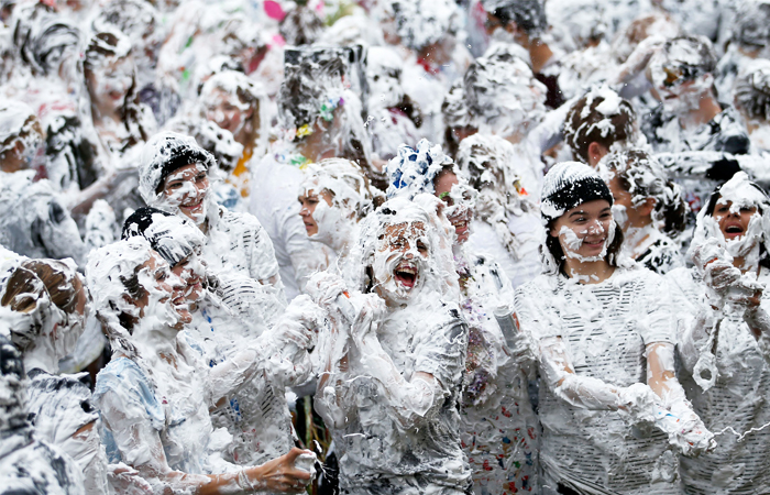 В Шотландии сотни первокурсников приняли участие в традиционном мероприятии посвящения студентов университета Сент-Эндрюс. Студенты устроили "пенные бои" на территории старейшего шотландского университета.