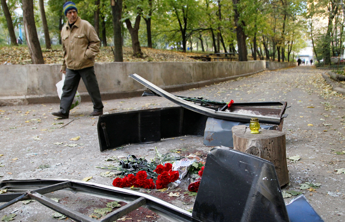Жители Донецка приносят цветы к подъезду дома, где погиб один из командиров ополчения ДНР Арсен Павлов с позывным Моторола. Ополченец погиб в результате взрыва бомбы в кабине лифта в одном из домов города. Моторола находился в эпицентре взрыва и получил травмы несовместимые с жизнью.