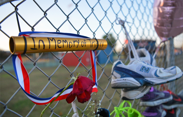 В студенческом городке Кентукки учащиеся соорудили импровизированный мемориал в память о дочери американского спринтера Тайсона Гэя Тринити, погибшей 16 октября. Тринити Гэй случайно получила огнестрельное ранение в шею в ходе уличной перестрелки в городе Лексингтон, штат Кентукки. Девушка шла по стопам своего отца и собиралась стать бегуньей.