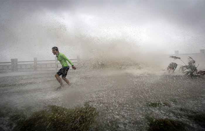 На китайский остров Хайнань обрушился тайфун "Сарика". Скорость ветра в эпицентре тайфуна составляет 155 км/ч. Специалисты прогнозируют волны высотой до 12 м. Власти рекомендовали жителям на 3 дня запастись водой и продуктами питания.
