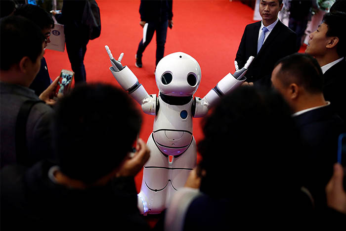 Гостей выставки приветствует робот по имени Urobot