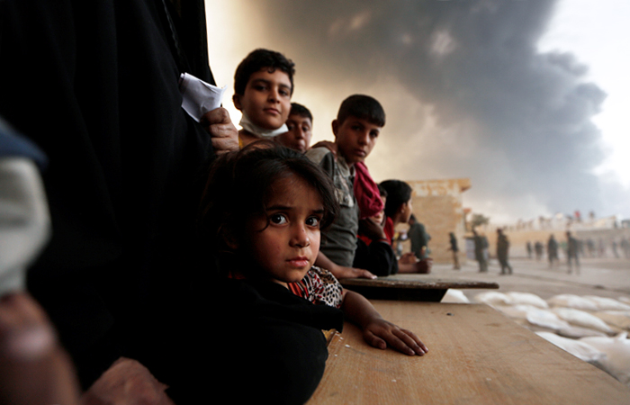 Более 5,6 тыс. человек вынуждены были покинуть свои дома с начала военных действий по освобождению иракского города Мосул от боевиков террористической группировки "Исламское государство". Во временных убежищах оказывают гуманитарную помощь горожанам, которые покинули город из-за начавшейся операции.