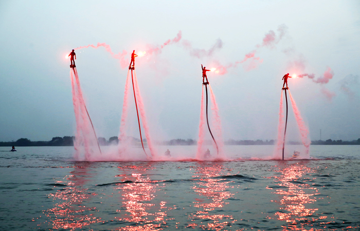Водное представление на флайбордах в городе Исин, провинция Цзянсу, Китай