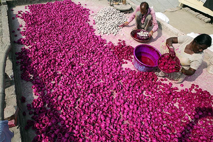 Индийские гончары готовятся к фестивалю Дивали. Этот один из важнейших индийских праздников символизирует победу добра над злом и в честь этой победы индусы зажигают множество ламп и фонариков. На фото как раз такие лампы.