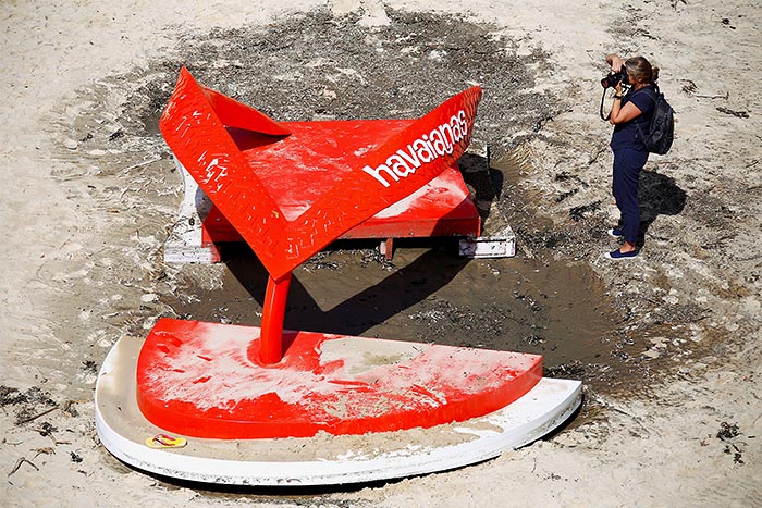 Шторм порушил скульптуры на скульптурном пляже в Австралии