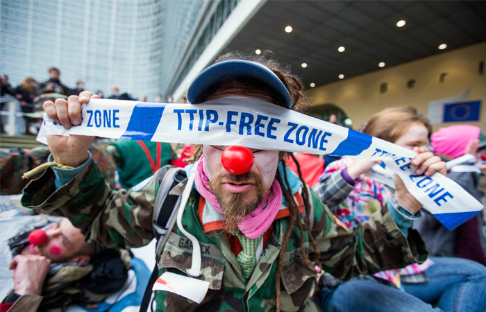 Акция протеста прошла напротив здания Еврокомиссии в Брюсселе. Участники выступали против заключения договора о создании трансатлантической зоны свободной торговли, а также против комплексного торгово-экономического соглашения между ЕС и Канадой. По оценкам Евросоюза, соглашение с Канадой увеличит европейский ВВП на 12 млрд евро в год, а объемы торговли с Канадой - на четверть.