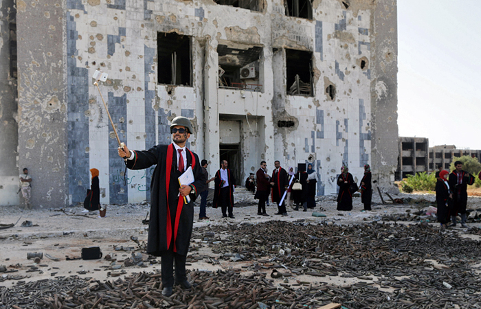 В Ливии студенты инженерного и юридического факультетов провели церемонию выпуска перед разрушенным в ходе войны зданием университета Бенгази