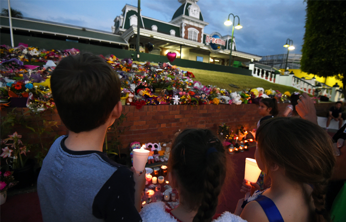 Жители австралийского города Голд-Коуст приносят цветы и свечи к импровизированному мемориалу у парка развлечений Dream World, где 25 октября в результате несчастного случая погибли четыре человека. Трагедия произошла на аттракционе River rapids ride, который представляет собой скоростной спуск по воде на круглых плотах. Один из плотов перевернулся, в результате чего погибли двое мужчин и две девушки.