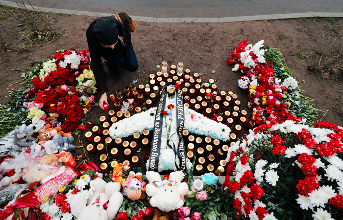 В России вспоминают жертв крушения пассажирского самолета авиакомпании "Когалымавиа", разбившегося над Синайским полуостровом. Лайнер А321, летевший из Египта в Санкт-Петербург, разбился утром 31 октября. На борту воздушного судна находились 224 человека, в том числе 217 пассажиров, все они погибли. В ФСБ заявили, что причиной катастрофы стала бомба, которую террористы заложили на борту.