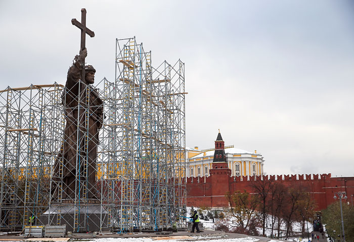 На Боровицкой площади в Москве начались работы по демонтажу строительных лесов вокруг памятника князю Владимиру, официальное открытие которого запланировано на День народного единства 4 ноября. Высота постамента составляет 2,75 метра, высота самой скульптуры - 12 метров, крест в правой руке князя возвышается над фигурой на 3 метра. Общая высота памятника составляет 17,75 метра.