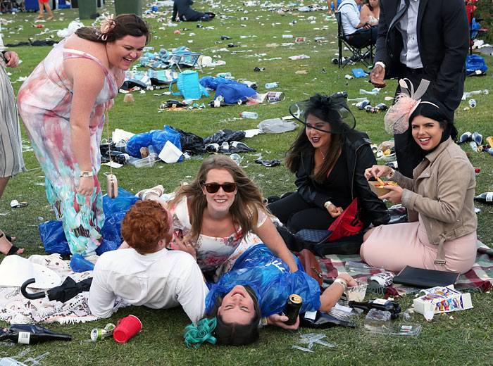 В Австралии стартовал Кубок Мельбурна - самые знаменитые скачки страны. Гости ипподрома традиционно пытаются произвести впечатление своими нарядами, среди дам проводится конкурс на самую оригинальную шляпку.