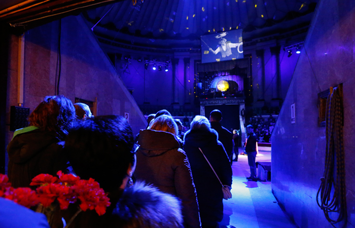 Во время прощания с артистом Олегом Поповым в Ростовском государственном цирке, где проходили его последние гастроли