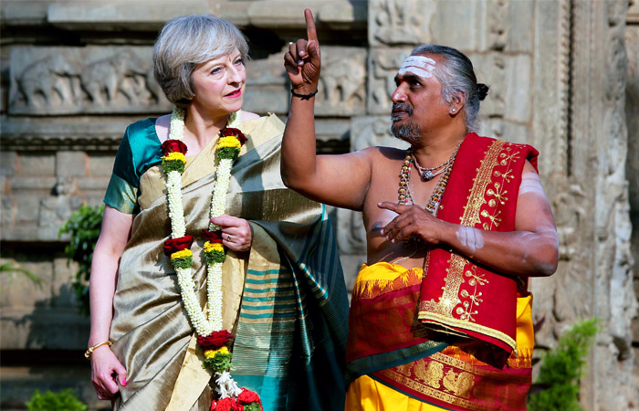 Премьер-министр Великобритании Тереза Мэй пребывает с официальным визитом в Индии. Премьер отправилась в Дели для того, чтобы обсудить условия нового торгового соглашения с Индией после выхода Великобритании из ЕС. Поездка стала первым визитом Терезы Мэй в страну за пределами Европы в качестве премьер-министра.