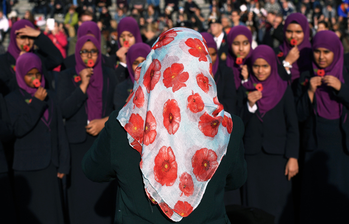 Память павших в Первой мировой войне почтили в Великобритании. В день подписания Компьенского перемирия, положившего конец военным действиям, в большинстве стран бывшей Антанты вспоминают героев одного из самых широкомасштабных вооруженных конфликтов в истории человечества. В Великобритании существует традиция ношения бутоньерок в виде красных маков на верхней одежде в знак уважения к погибшим на поле боя.
