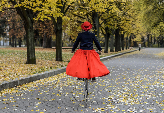 Участница ежегодной гонки на старинных велосипедах в пражском парке