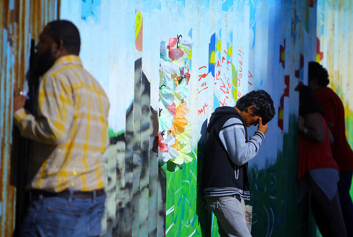 Общение с родными через стену, разделяющую Мексику и Соединенные Штаты в Тихуане