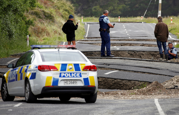 В Новой Зеландии в ночь на понедельник произошло сильное землетрясение, которое привело к гибели двух человек. После основного толчка магнитудой 7,8 была зафиксирована серия сильных эхо-толчков. Землетрясение вызвало двухметровое цунами, оползни и разливы рек из-за повреждения дамб. В столице страны Веллингтоне, которая расположена в 200 км к северу от эпицентра, повреждения получили 60 зданий, из них десять - серьезные. Ущерб от стихии может составить как минимум 2 млрд новозеландских долларов ($1,4 млрд).