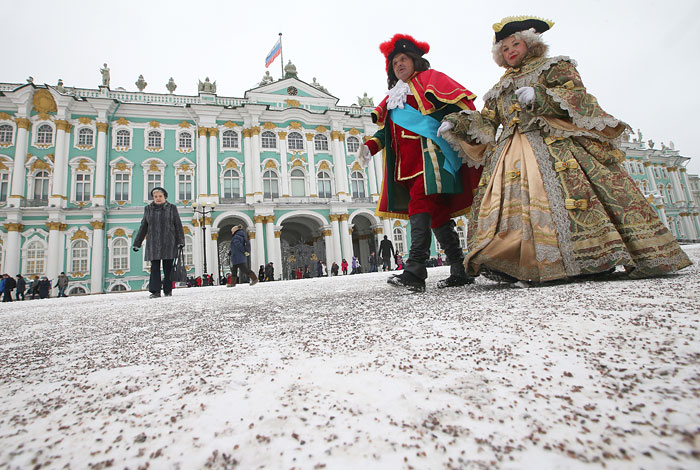 Дворцовую площадь в Санкт-Петербурге впервые обработали гранитной крошкой против гололеда